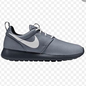 Nike RosheRun “Magnet Grey”